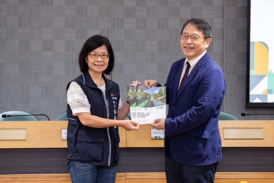 《圖說》「新社微觀學」創刊號贈刊儀式。（嶺東科大提供）