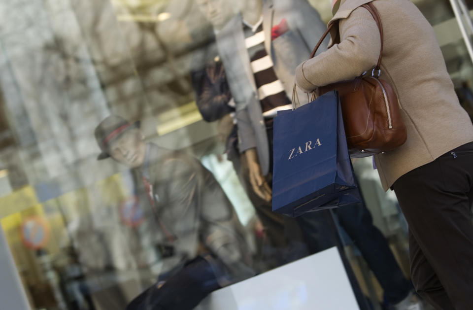 Las tiendas de Inditex en España cobran desde hoy las bolsas de la compra. (Foto: REUTERS/Sergio Perez)