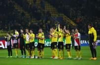 <p>Choqués et encore marqués par l’attaque du bus, les joueurs du Borussia Dortmund ont malgré tout eu le courage de jouer ce quart de finale. C’est avec la tête haute que les joueurs peuvent saluer leur public. (Getty image)</p>