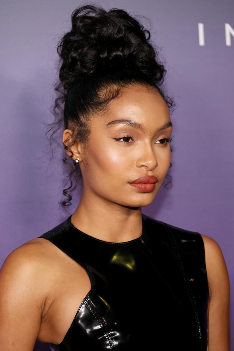 <h1 class="title">Yara Shahidi messy bun wedding hairstyle </h1><cite class="credit">Getty Images</cite>