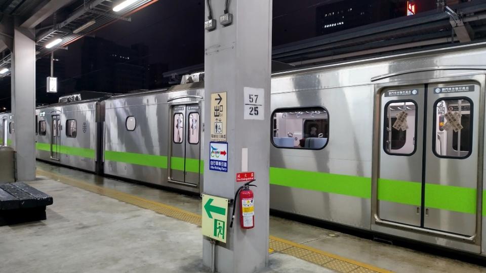 昨日17時18分從基隆開往新竹的1235次EMU900區間車，竟有連續3個車門故障。（圖／翻攝台鐵家族）