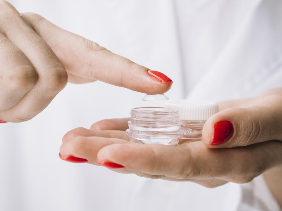 El microplástico de tus lentillas podría estar introduciéndose en tus ojos. (Foto: Getty)