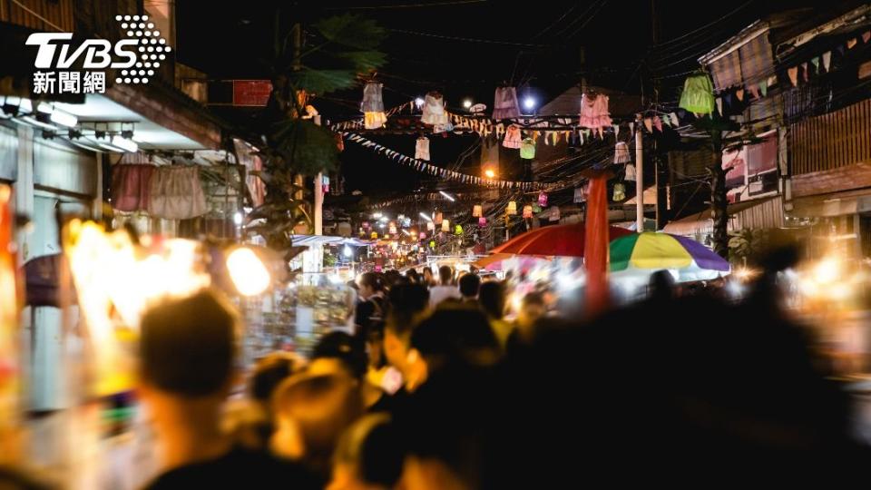 台灣夜市有許多知名小吃，吸引許多遊客慕名前來。（示意圖／shutterstock達志影像）