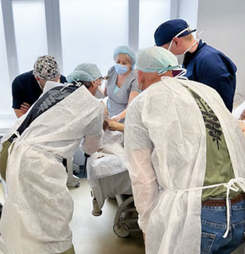 El Dr. Enrique Ginzburg, director médico de traumatología y jefe de cirugía del Centro de Traumatología Ryder del Jackson Health System, consulta con los médicos de un hospital de Lviv, Ucrania, que estaba tratando a los pacientes que habían resultado heridos durante la invasión rusa de Ucrania.