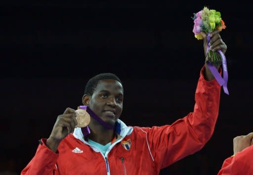 El cubano Robelis Despaigne posa con su bronce en taekwondo (+ 80 kg), este sábado en Londres. La mexicana María del Rosario Espinoza y el cubano Robelis Despaigne finalizaron este sábado en los Juegos de Londres como medallistas de bronce del torneo olímpico de taekwondo, en jornada en la que reinaron la serbia Milica Mandic en +67 kg y el italiano Carlo Molfetta en +80. (AFP | alberto pizzoli)