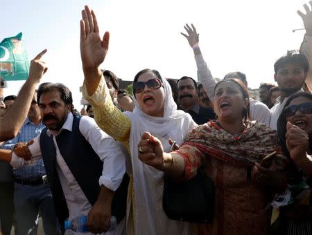 Supporters of Pakistan Muslim League - Nawaz, chant slogans to condemn the verdict of accountability court on an anti-corruption case against ousted Prime Minister Nawaz Sharif and his daughter, during a protest in Islamabad, Pakistan July 6, 2018. REUTERS/Faisal Mahmood