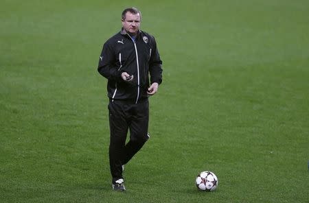 Pavel Vrba kicks a ball during a training session at Manchester City's Etihad Stadium in Manchester, northern England November 26, 2013. REUTERS/Phil Noble