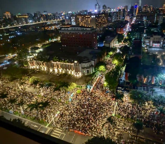 立法院24日續審國會職權修法，立法院出現抗議人潮。（圖：賴清德臉書）