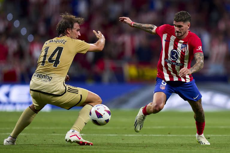 Rodrigo De Paul en el encuentro que el Atlético Madrid le ganó a Granada por 3-1 en el inicio de la Liga española en el estadio Metropolitano 