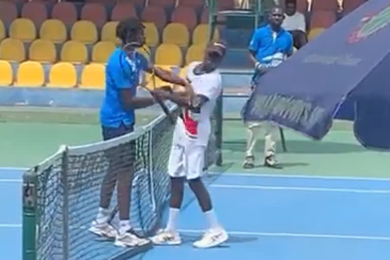 El momento del cachetazo del francés Michael Kouame al ghanés Raphael Nii Ankrah tras perder un partido.