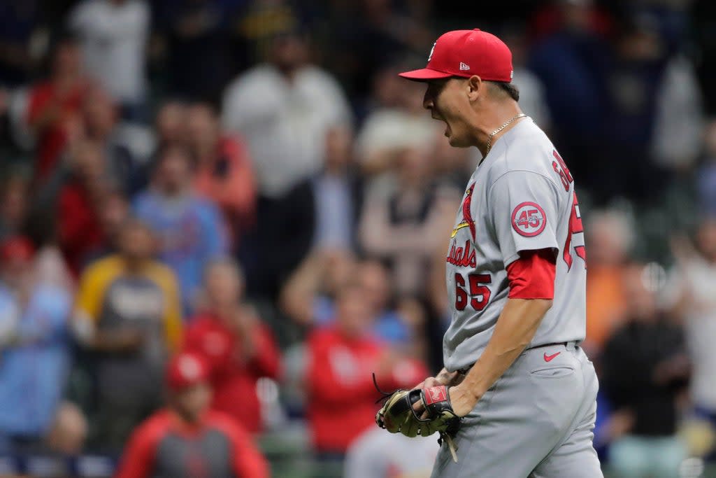 CARDENALES-CERVECEROS (AP)