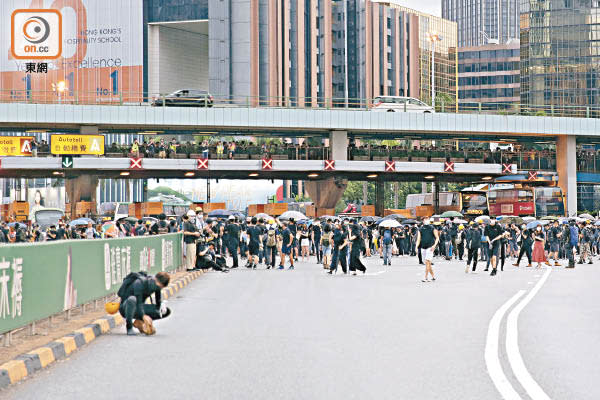 示威者多次堵塞本港主要交通樞紐，運輸業界首當其衝。