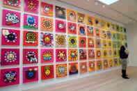 Un mur de fleurs de l'artiste japonais Takashi Murakami exposé à la galerie Gagosian, le 11 mai 2022 à New York (AFP/TIMOTHY A. CLARY)