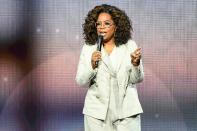 Talkshow-Moderatorin Oprah Winfrey ist sich sicher: "Wenn ich Kinder hätte, würden sie mich hassen", erklärte sie 2013 dem "Hollywood Reporter". Wahrscheinlich würde ihr Nachwuchs in einer ähnlichen Talkshow wie "Oprah" landen, sagte Winfrey: "Denn irgendetwas in meinem Leben müsste leiden und wahrscheinlich wären sie es." (Bild: Steve Jennings/Getty Images)