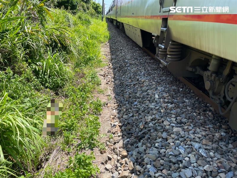 台鐵列車來不及煞，婦人遭撞頭顱破裂死亡。（圖／翻攝畫面）