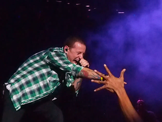 Linkin Park frontman Chester Bennington reaches out to screaming fans. (Yahoo! photo/Henry Lim)