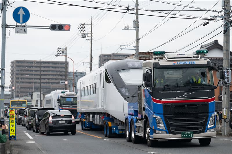日本製作的台鐵列車透過陸上運輸，走上日本街頭。（圖／翻攝自Rail News 鐵道情）