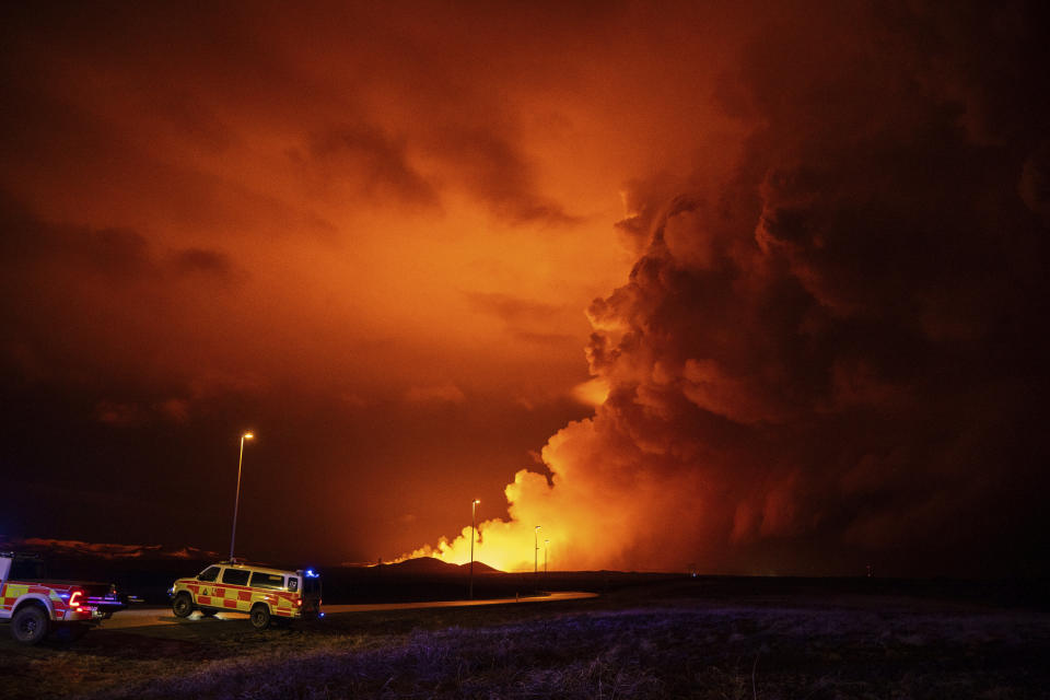 <strong>火山爆發將夜空染成橘紅。（圖／美聯社）</strong>