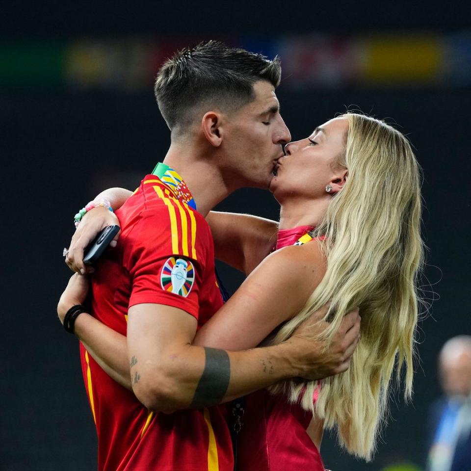 Alvaro morata y alice campello besándose en la final de la eurocopa