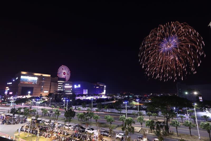 高雄首創跨年跨2場，煙火看2場，市府揭背後算計。（圖／高市府提供）