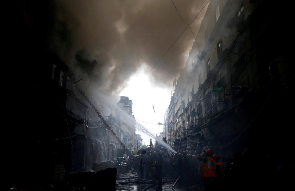 <p>Schwarzer Himmel über Indien: Nach einem Brand auf einem Großmarkt umhüllen riesige Rauchwolken die Häuser und Straßen von Kalkutta. (Bild: Reuters/Rupak De Chowdhuri) </p>