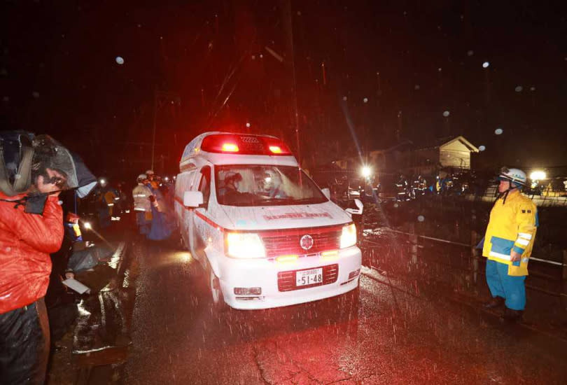 救難團隊在日本石川能登珠洲救出一名受困124小時的老婦人。（圖／達志／美聯社）