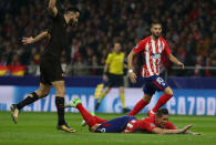 Soccer Football - Champions League - Atletico Madrid vs Roma - Wanda Metropolitano, Madrid, Spain - November 22, 2017 Atletico Madrid's Fernando Torres goes to the floor as Yannick Carrasco (R) looks on REUTERS/Juan Medina