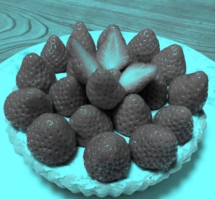 La imagen de las fresas sobre la tarta que se ha vuelto viral. Foto: Twitter.com/AkiyoshiKitaoka