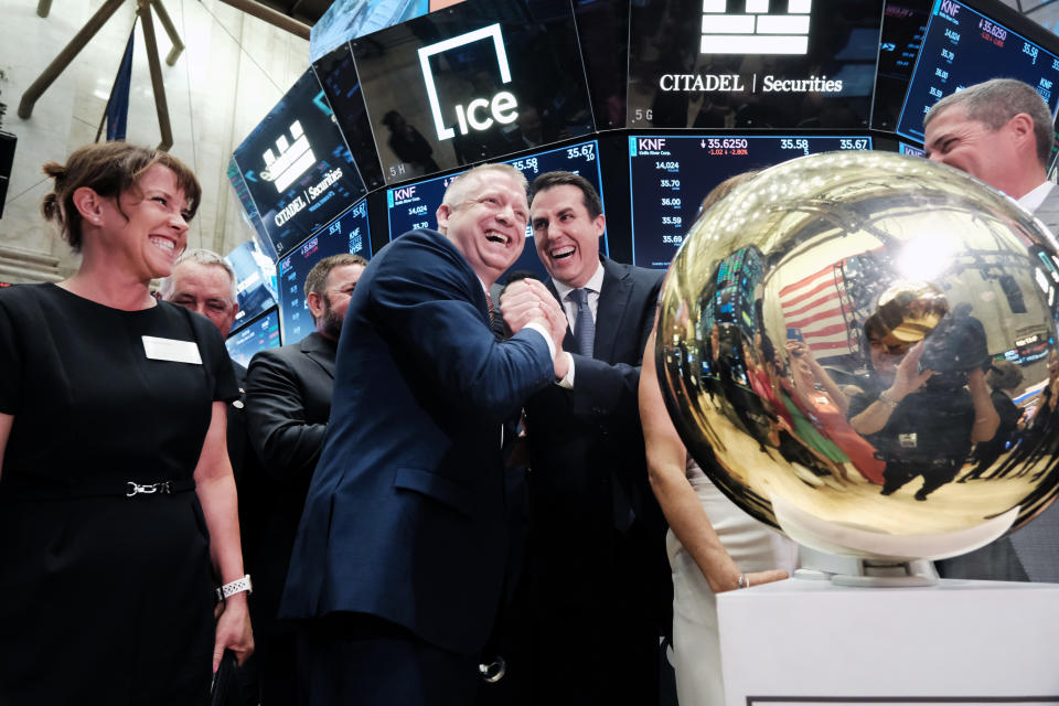 NEW YORK, NY – 01. JUNI: Nathan Ring (links), CFO der Knife River Corporation (NYSE: KNF), läutet eine Glocke auf dem Parkett der New York Stock Exchange (NYSE), als das Unternehmen am 01. Juni 2023 in New York an die Börse geht Stadt.  Trotz der Verabschiedung des Gesetzes zur Schuldenobergrenze im US-Repräsentantenhaus lag der Dow Jones im Morgenhandel im Minus.  (Foto von Spencer Platt/Getty Images)