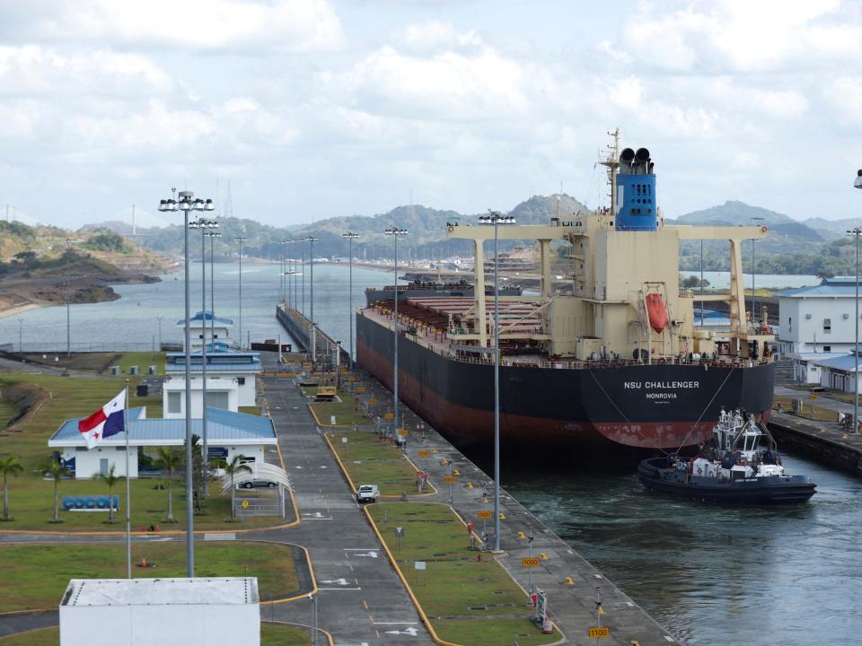 Ein Containerschiff auf dem Weg durch den Panamakanal im April 2023, bevor die Trockenheit den Wasserstand senkte. - Copyright: Reuters/ARIS MARTINEZ