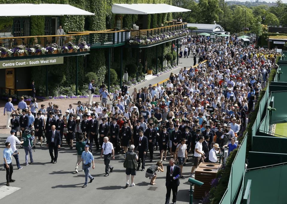 ARCHIVO - En esta foto del lunes 29 de junio de 2015, el público ingresa al complejo de canchas del torneo de Wimbledon. (AP Foto/Kirsty Wigglesworth, archivo)