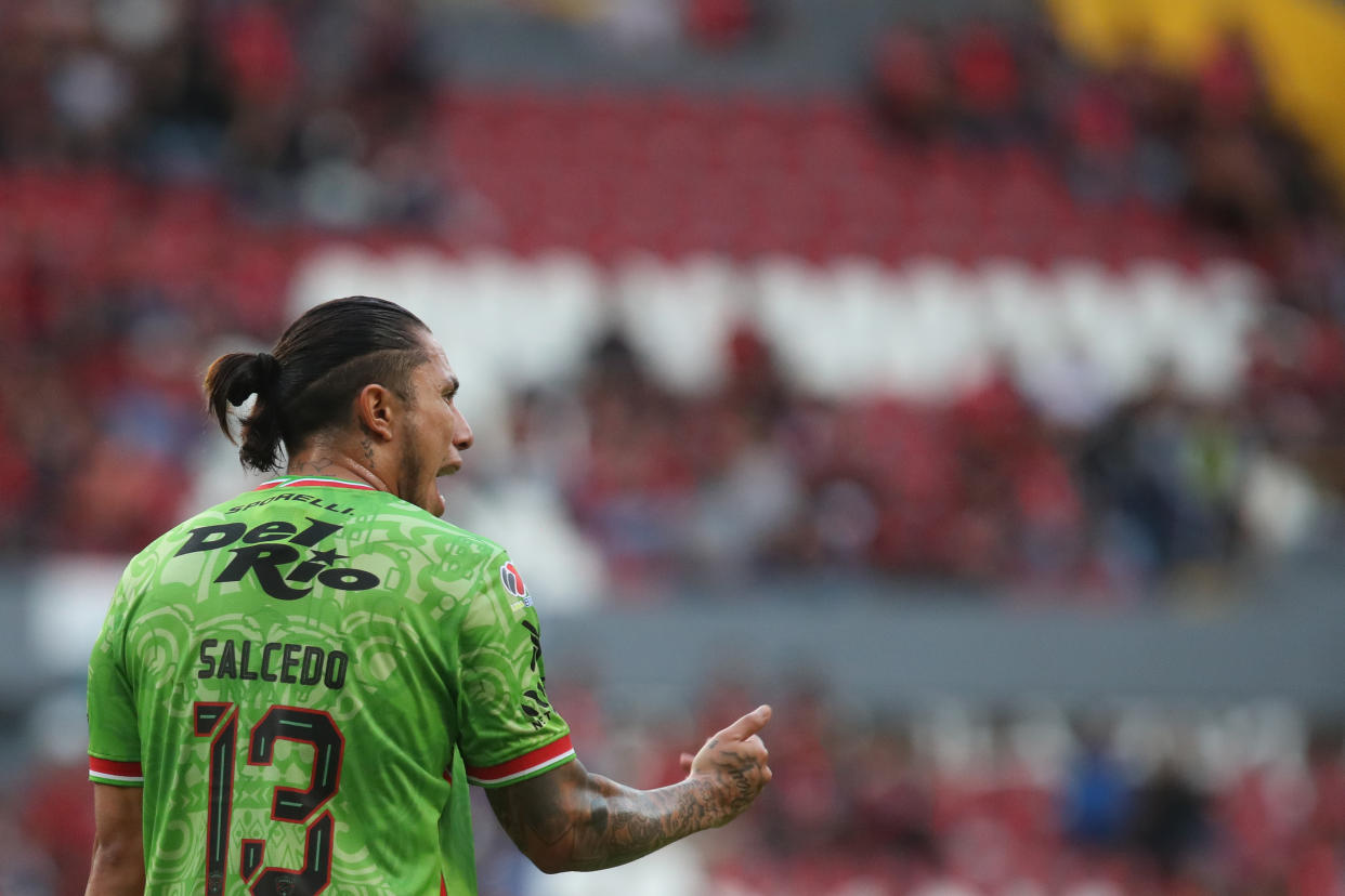 Carlos Salcedo tomó un segundo aire en Juárez y hasta le da tiempo para ser cantante.  (Foto: Refugio Ruiz/Getty Images)