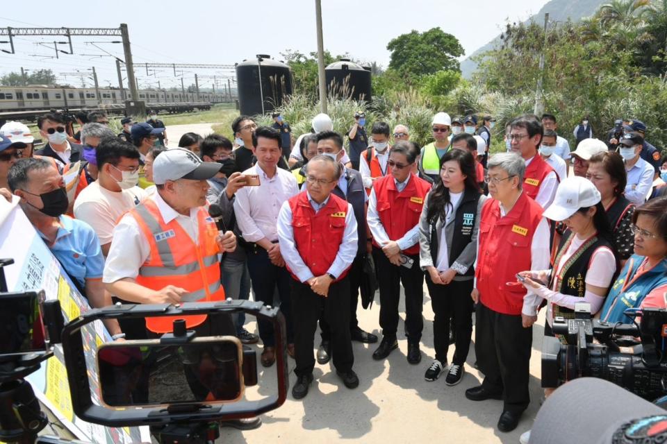 陳建仁今赴花蓮了解地震受災情況。（行政院提供）