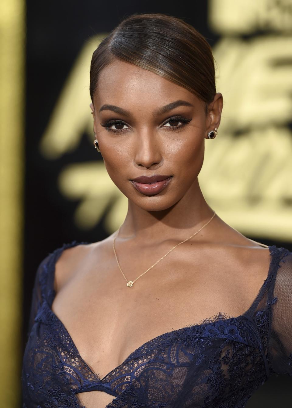 Jasmine Tookes en lencería irresistible en los MTV