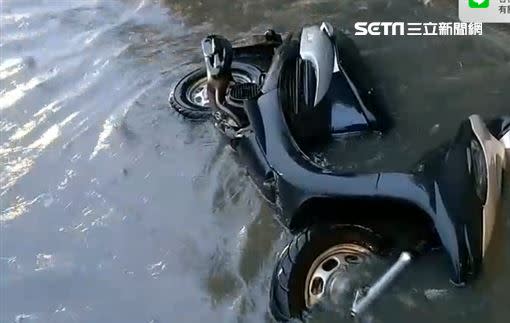 新店安和路上因大雨積水，小貨車行經該處濺起水花，另一台機車泡在水裡。（圖／翻攝畫面）