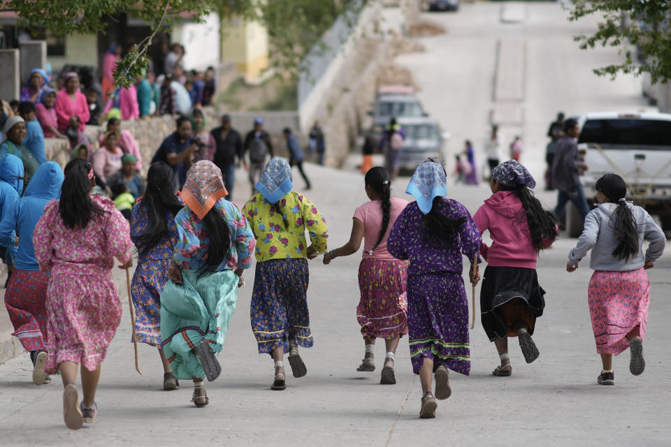 Las corredoras rarámuri compiten en la carrera Arihueta en Cuiteco, México, el sábado 11 de mayo de 2024. (AP Foto/Eduardo Verdugo)