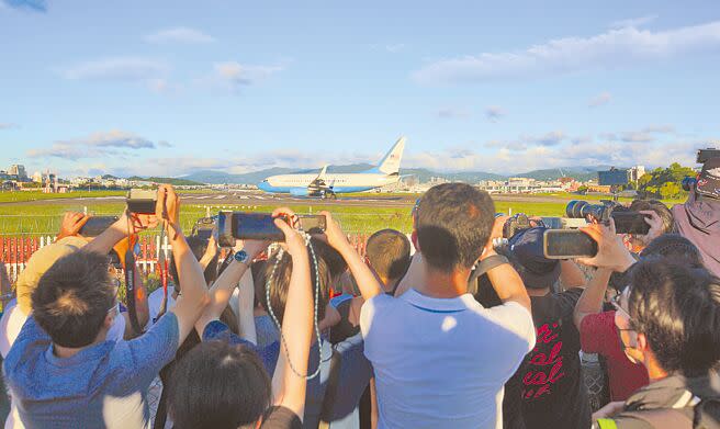 美國聯邦眾議院議長裴洛西所搭乘的美空軍C-40C專機，3日下午5點55分從台灣松山機場起飛，結束訪台之旅，濱江街的「飛機巷」也有上百人來卡位，搶拍裴洛西專機，見證這歷史性一刻。（張鎧乙攝）