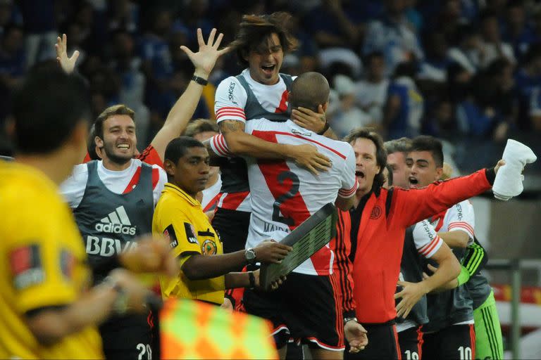 Todo River festeja con Maidana su gol ante Cruzeiro, en Belo Horizonte y con Pisculichi, en el banco, todo un símbolo