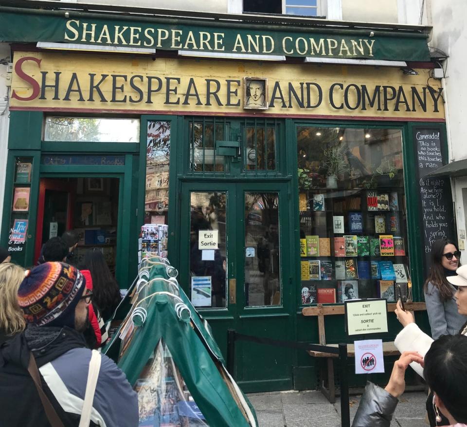 Selfie-seekers are drawn to Shakespeare and Company (Kris Pathirana)