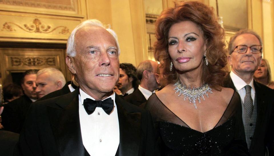 Der italienische Designer Giorgio Armani und die Schauspielerin Sophia Loren in Mailand.  - Copyright: picture-alliance/ dpa/dpaweb | epa ansa Matteo Bazzi