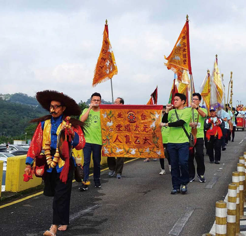 「瘋神紀」的報馬仔是開幕繞境的亮點之一，單腳穿草鞋的他，敲鑼宣告神明蒞臨，也象徵「腳踏實地」的精神。（圖／翻攝自元太道堂臉書）