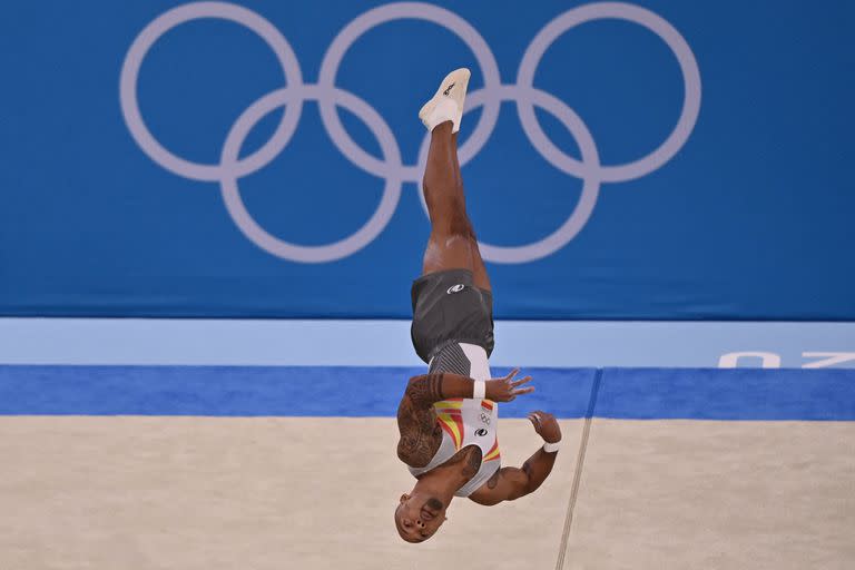 El dominicano de nacimiento Rayderley Zapata vuela sobre el cuadrado de gimnasia de suelo y logra la medalla plateada para España en esa especialidad de gimnasia artística.