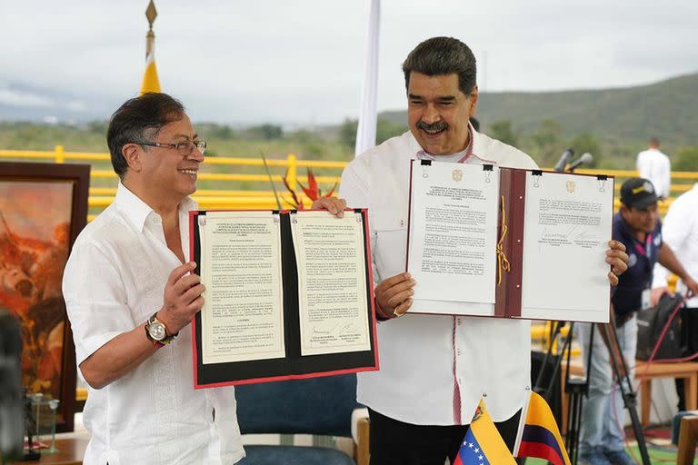 El presidente de Colombia, Gustavo Petro, y el presidente de Venezuela, Nicolás Maduro, en la firma de un acuerdo comercial 