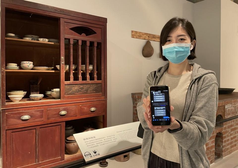 新北市立鶯歌陶瓷博物館即日起到館遊客只要用手機下載「messenger」App，就可召喚個人專屬導覽機器人全程免費陪伴解說。（記者吳瀛洲攝）