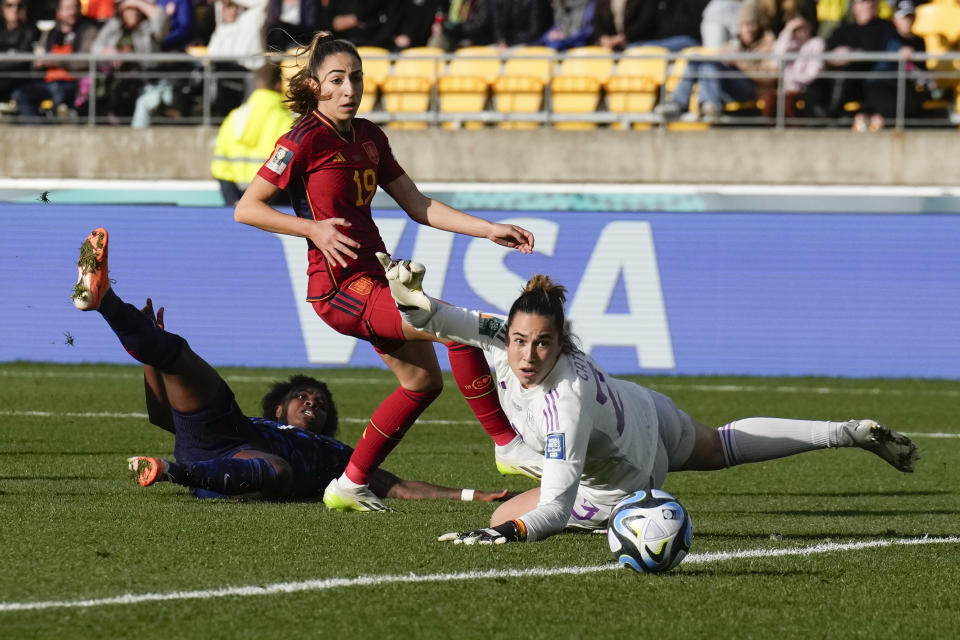 Spain's goalkeeper Cata Coll, right, watches as a shot from Netherlands' Lineth Beerensteyn, left, goes wide of the goal as Spain's Olga Carmona, centre, reacts during extra time play at the Women's World Cup quarterfinal soccer match between Spain and the Netherlands in Wellington, New Zealand, Friday, Aug. 11, 2023. (AP Photo/Alessandra Tarantino)
