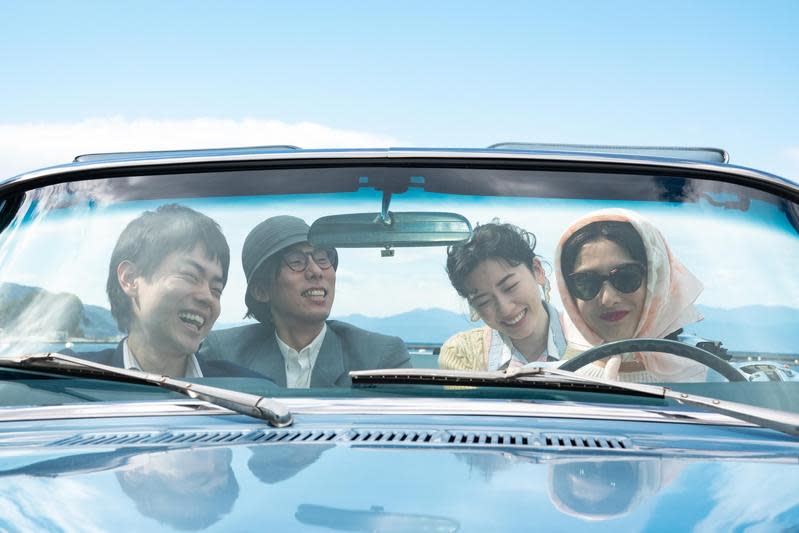 《電影之神》的菅田將暉（左起） 、野田洋次郎、永野芽郁、北川景子都是目前引領日本戲劇圈的話題演員，4人在片中重現50~60年代的日本電影風光時代。（采昌國際多媒體提供）