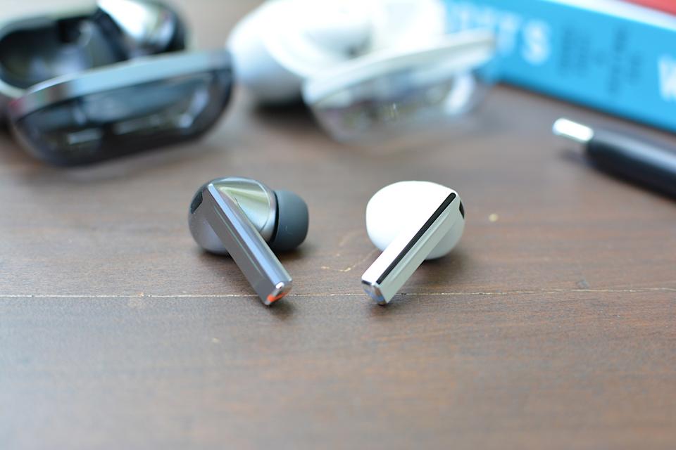 <p>Both Samsung Galaxy Buds 3 models have an angular stem for the controls.</p>
