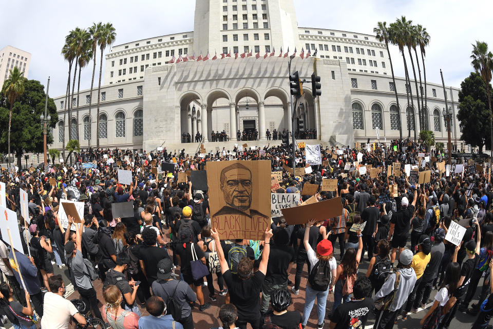 En esta imagen tomada con un gran andular, manifestantes ante el Ayuntamiento de Los Ángeles por la muerte de George Floyd, el martes 2 de junio de 2020 en Los Ángeles. (AP Foto/Mark J. Terrill)