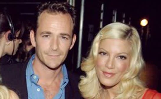 Luke Perry and Tori Spelling in an undated photo. (Photo: Jeff Kravitz via Getty Images)