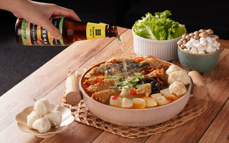 金色三麥與林聰明沙鍋魚頭攜手推出「沙鍋魚頭啤酒鍋」年菜套餐，為龍年帶來「魚躍龍門」的好兆頭。（圖／金色三麥提供）